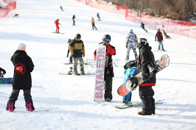 万科松花湖度假区迎首批滑雪客2